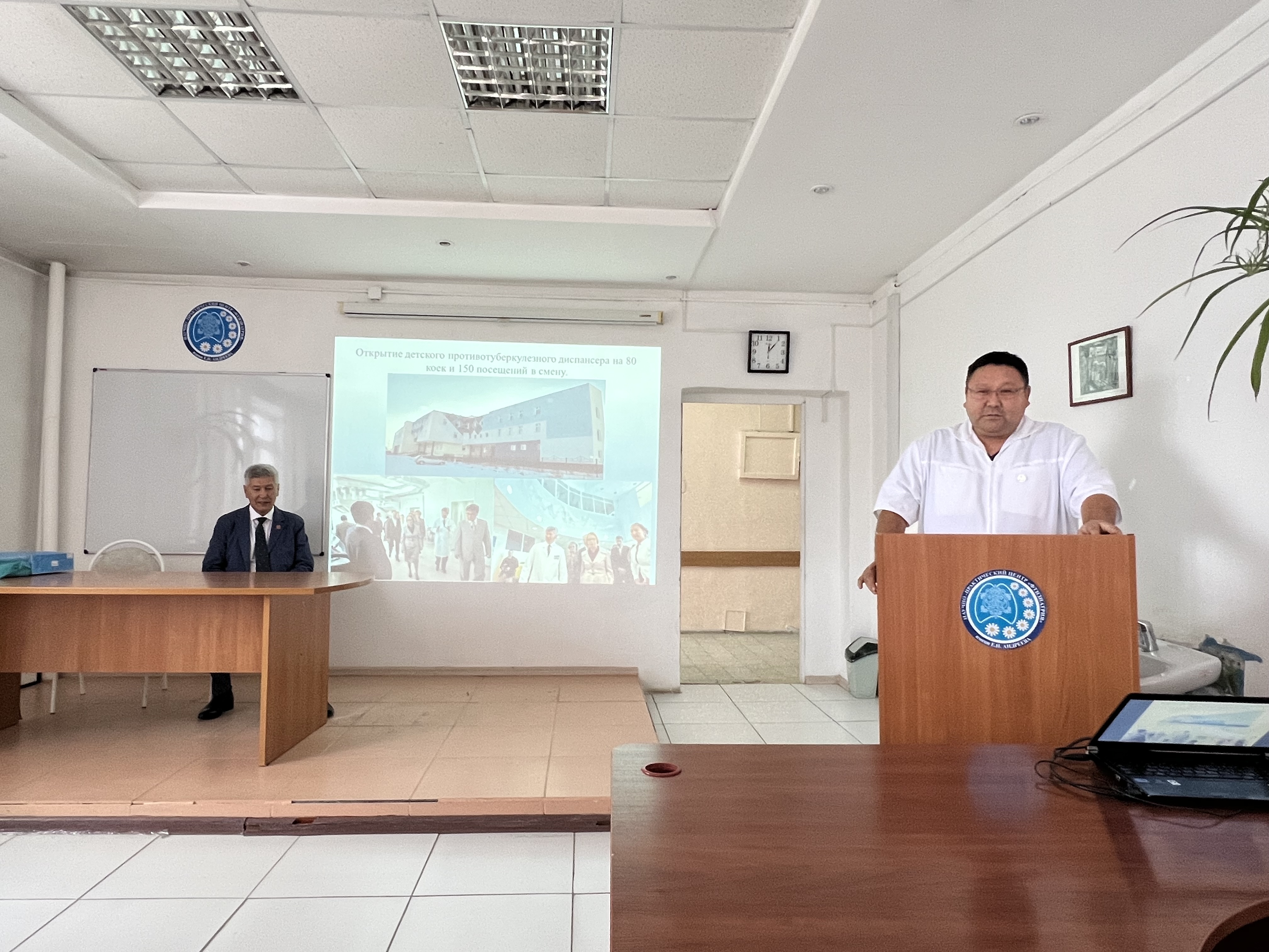 Проводы на заслуженный отдых заместителя директора по медицинской помощи в амбулаторных условиях, доктора медицинских наук, отличника здравоохранения РФ, Лауреата Государственной премии РС (Я)  Александра Федоровича Кравченко 